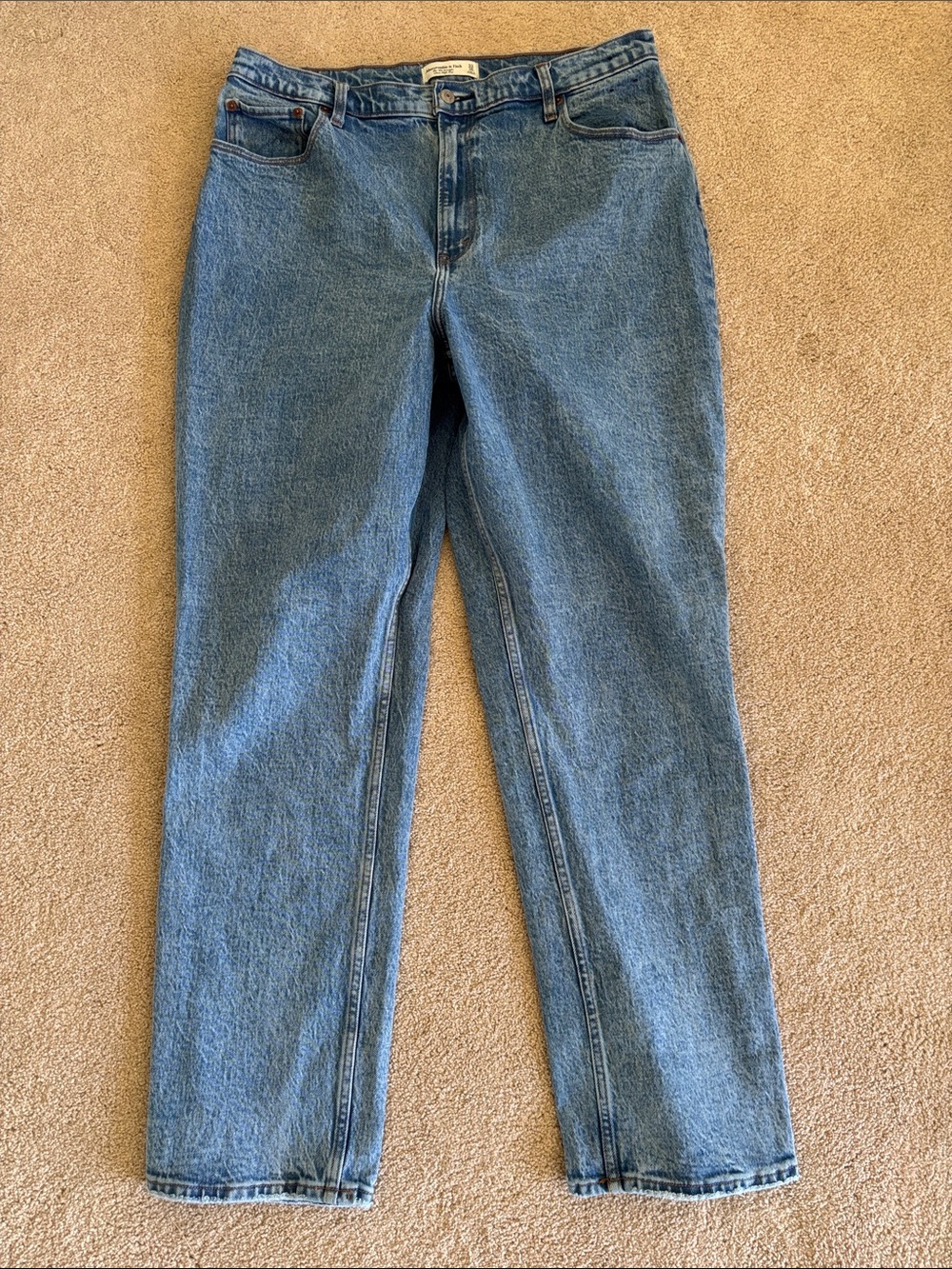 Abercrombie & Fitch 90s Straight Ultra High Rise jeans. Curve Love fit. Size 16L